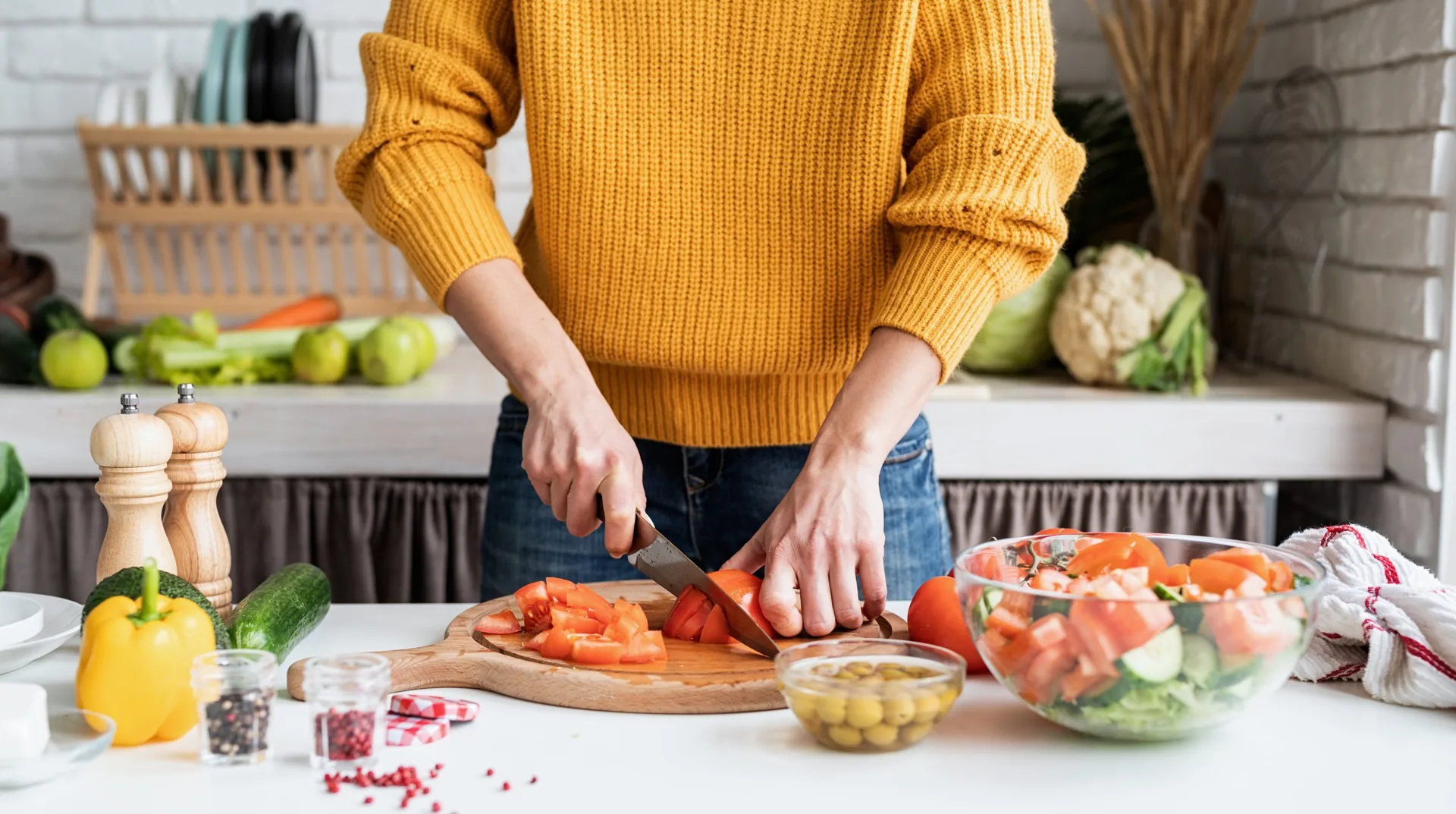 healthy-eating-front-view-female-hands