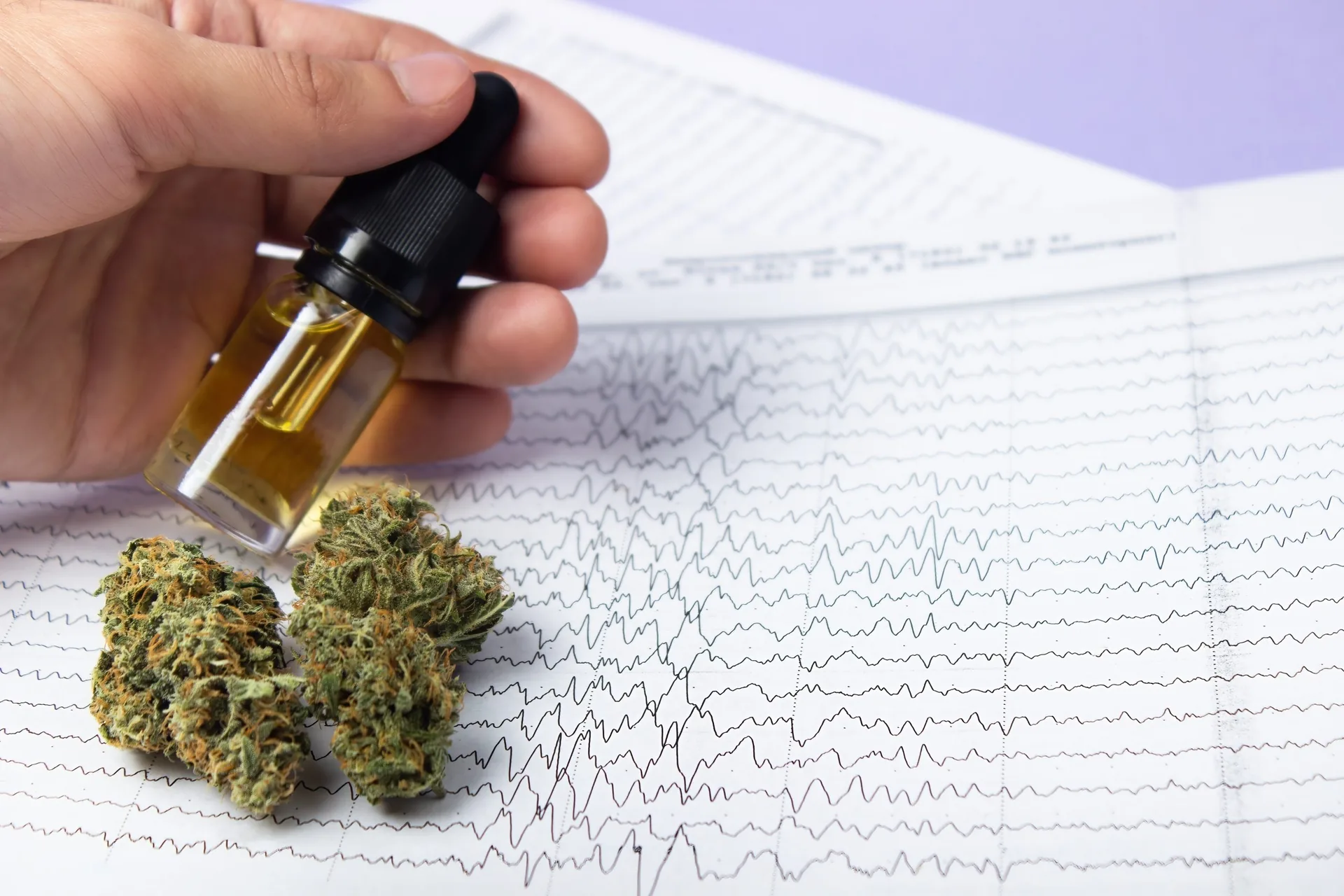 male-fingers-hold-bottle-cbd-oil