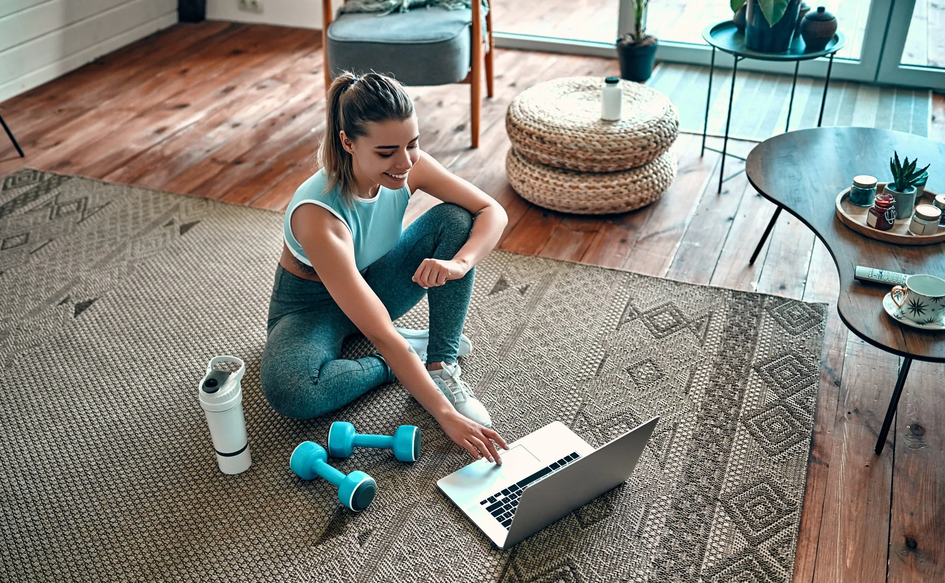 sporty-woman-sportswear-sitting-on-floor