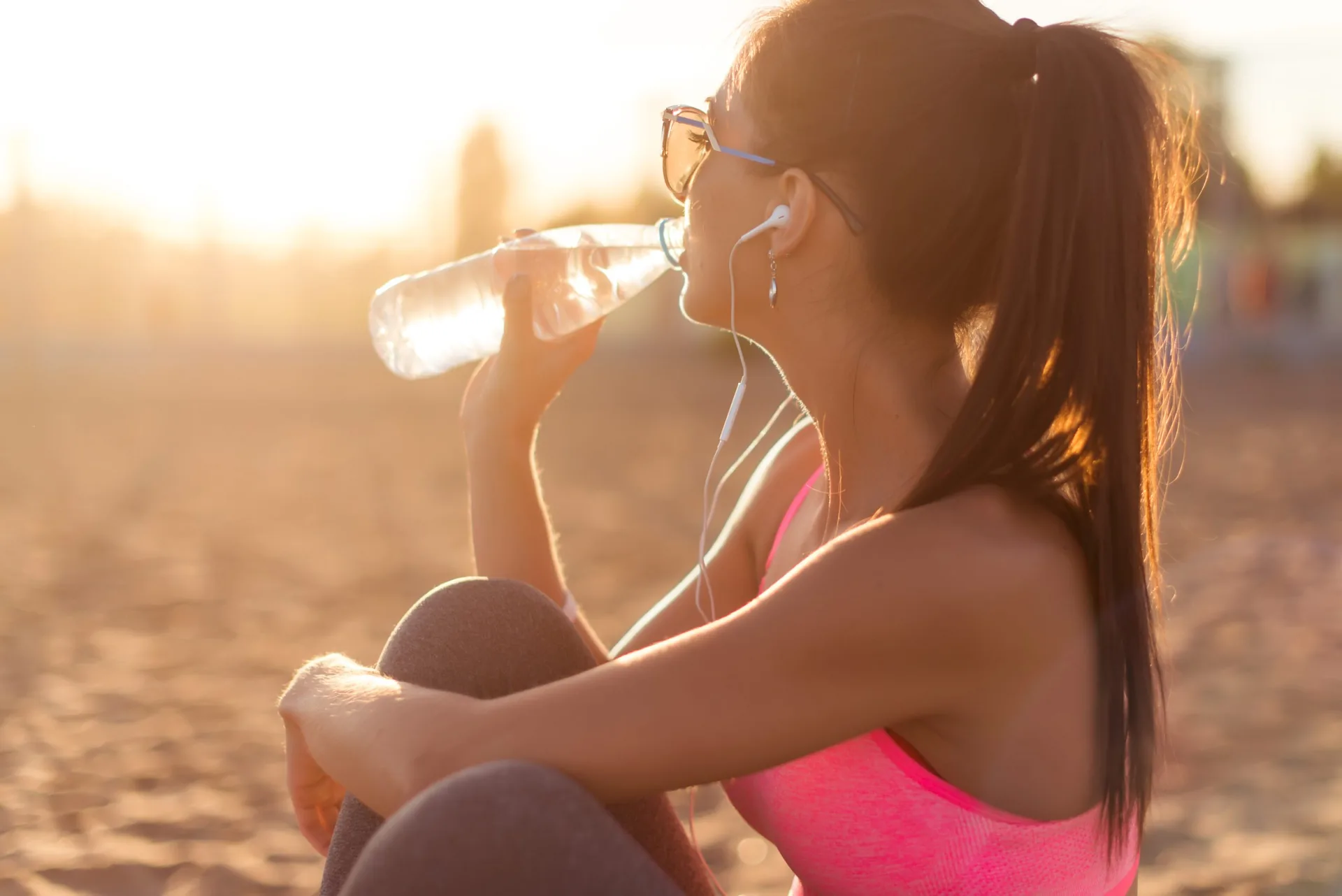 beautiful-fitness-athlete-woman-drinking-water