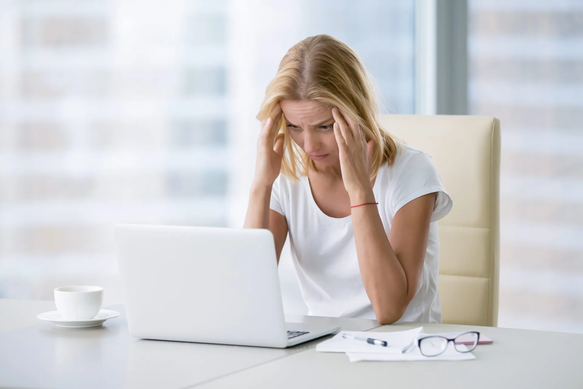 young-attractive-woman-modern-office-desk