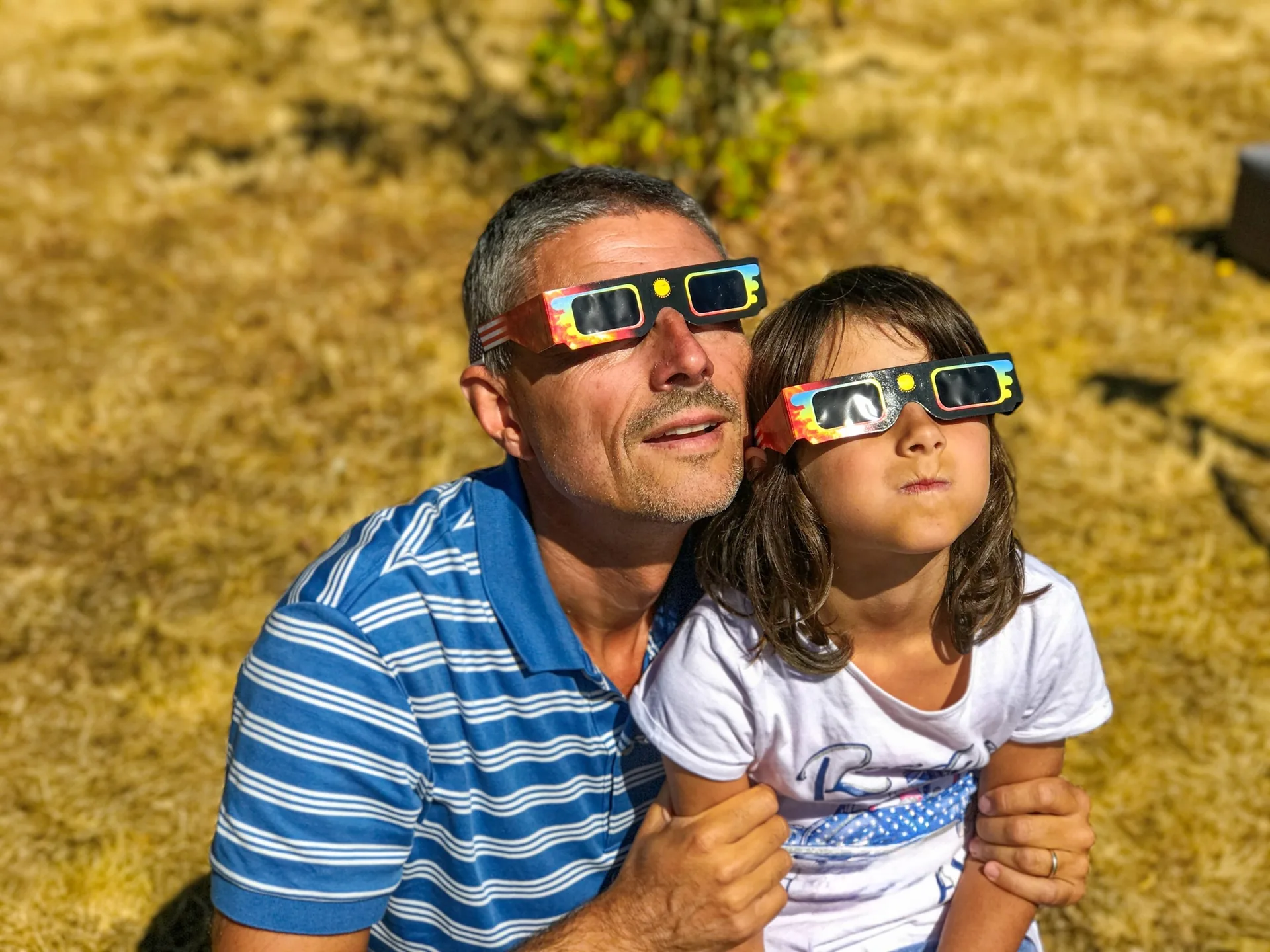 father-daughter-family-viewing-solar-eclipse