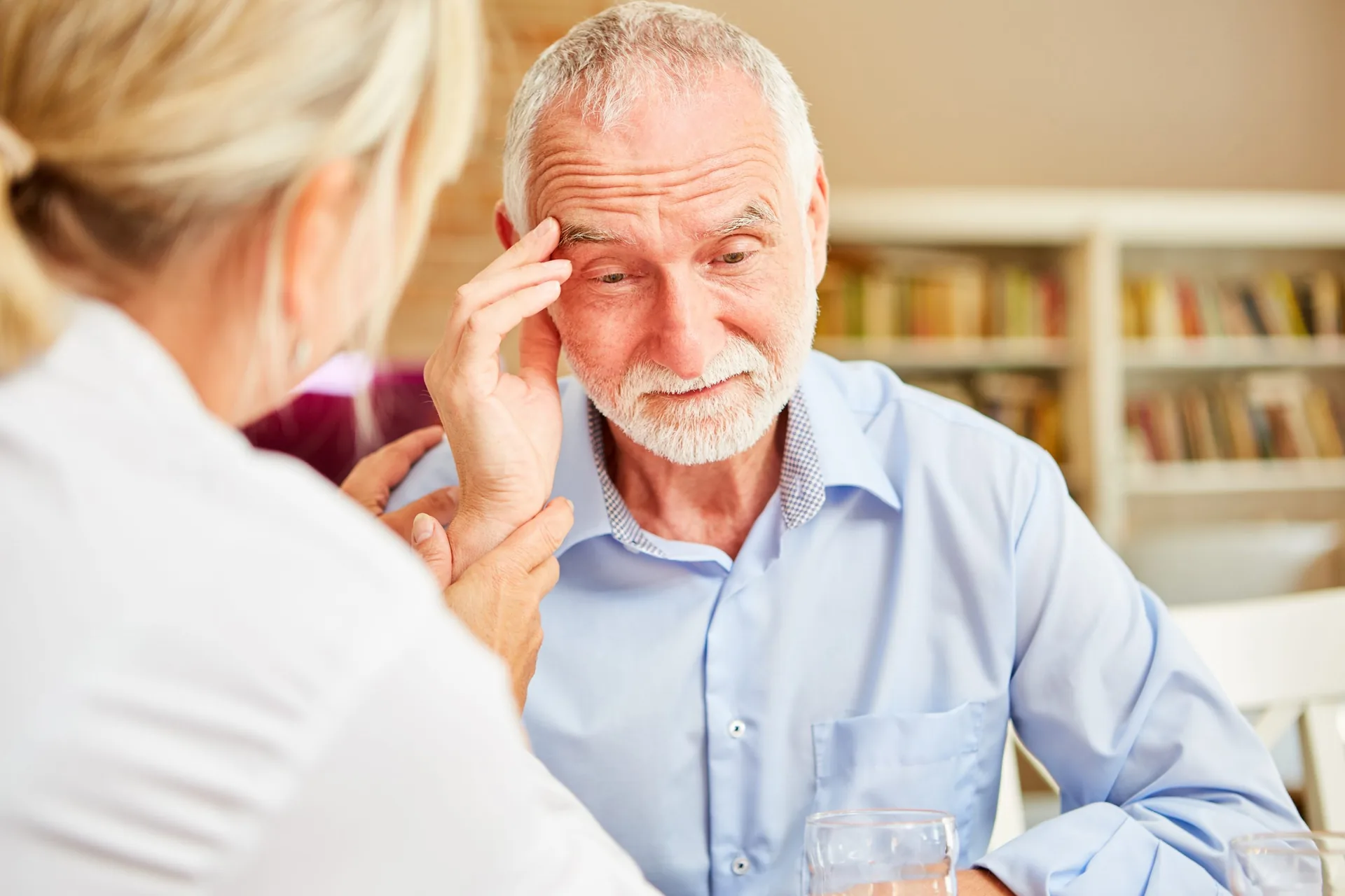 senior-dementia-alzheimers-comforted-by-caring
