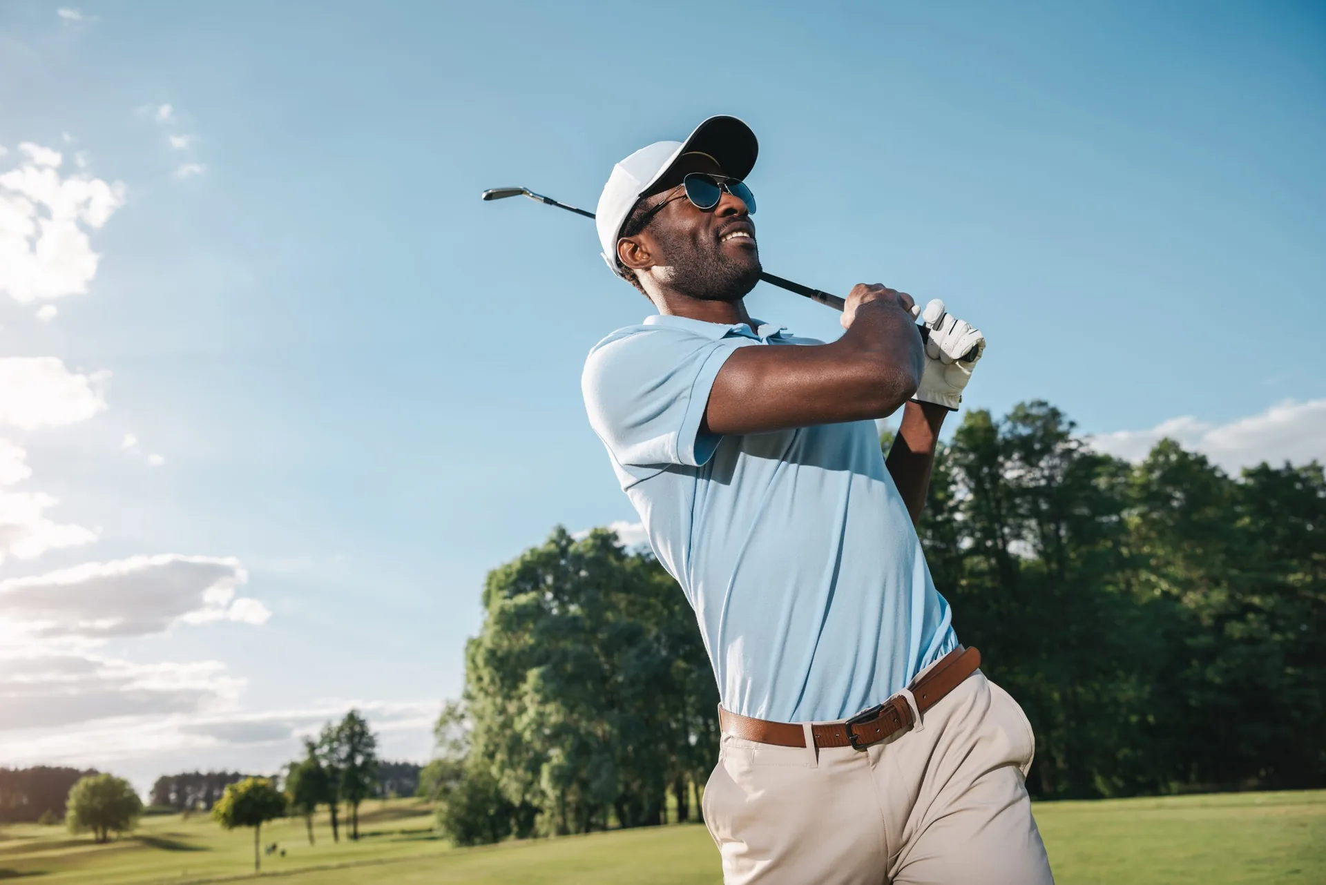 smiling-african-american-man-cap-sunglasses