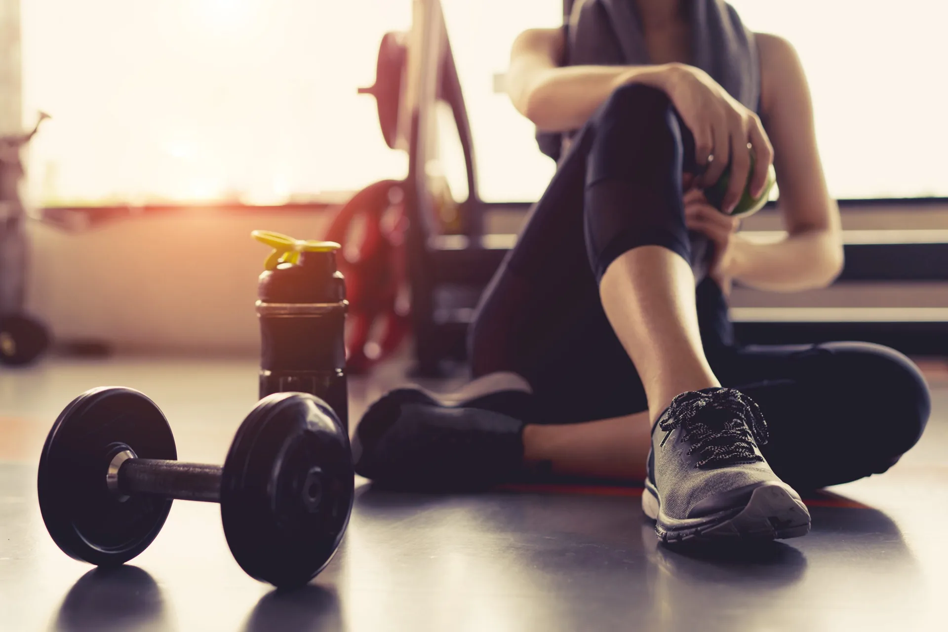 woman-exercise-workout-gym-fitness-breaking