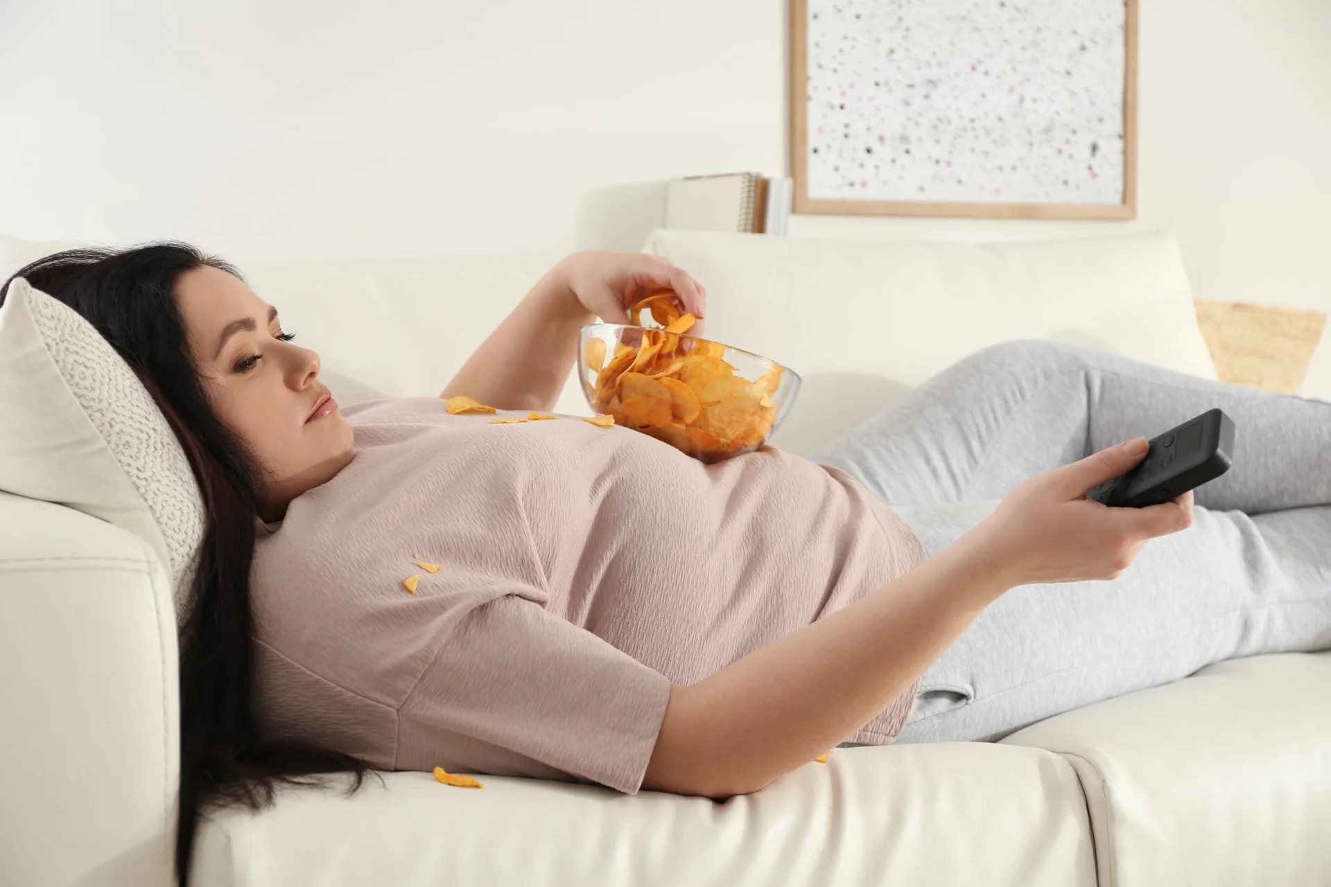 lazy-overweight-woman-chips-watching-tv