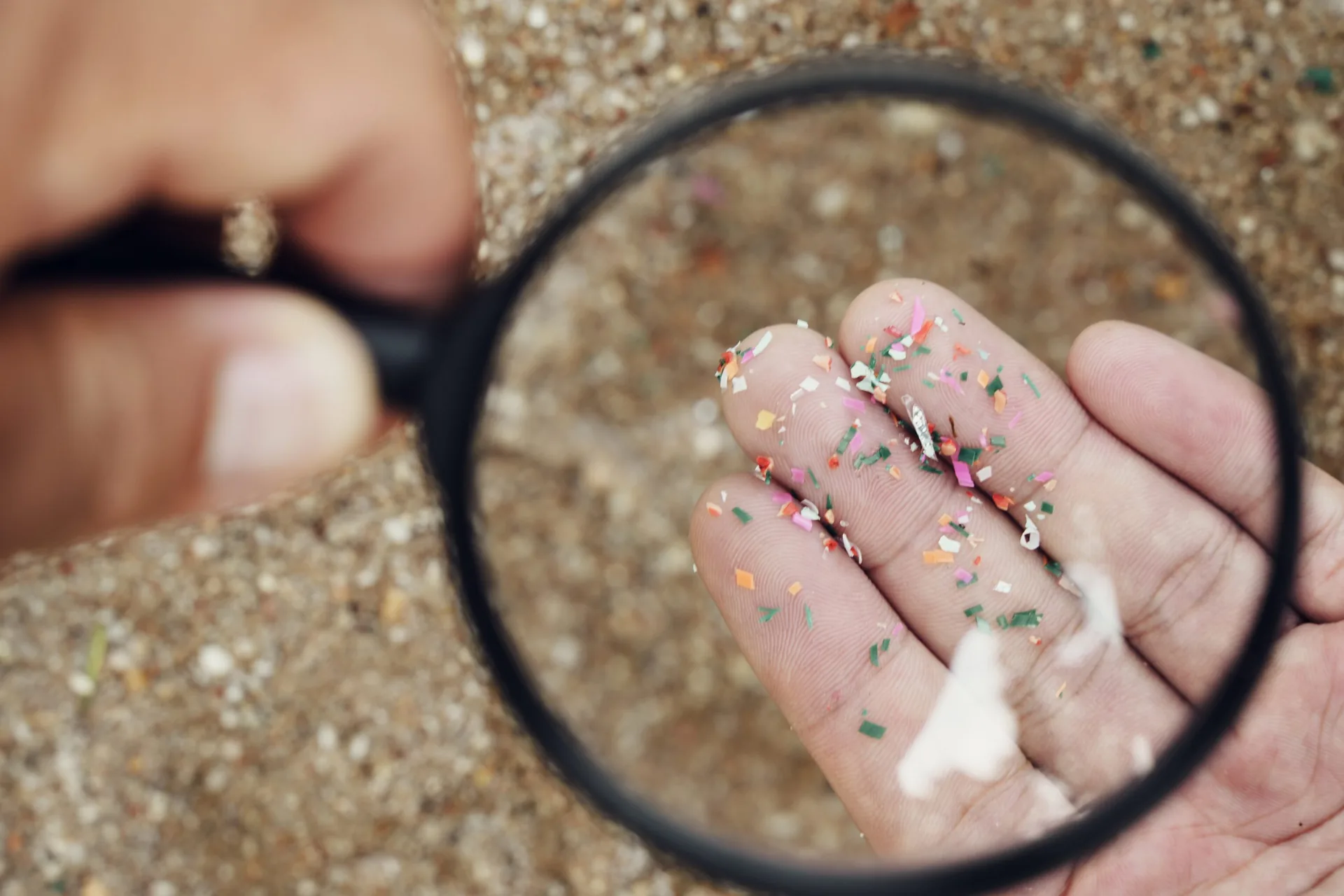 microplastics-hand-air-pollution-aquatic-food