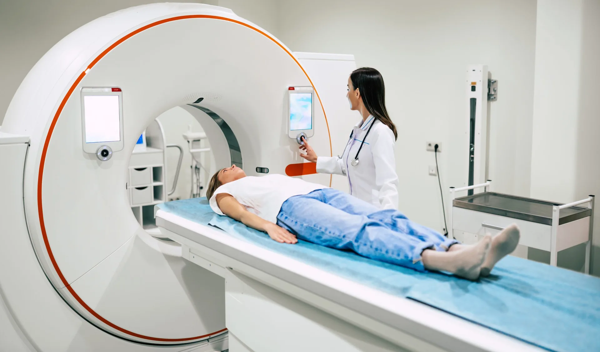 professional-doctor-radiologist-medical-laboratory-controls