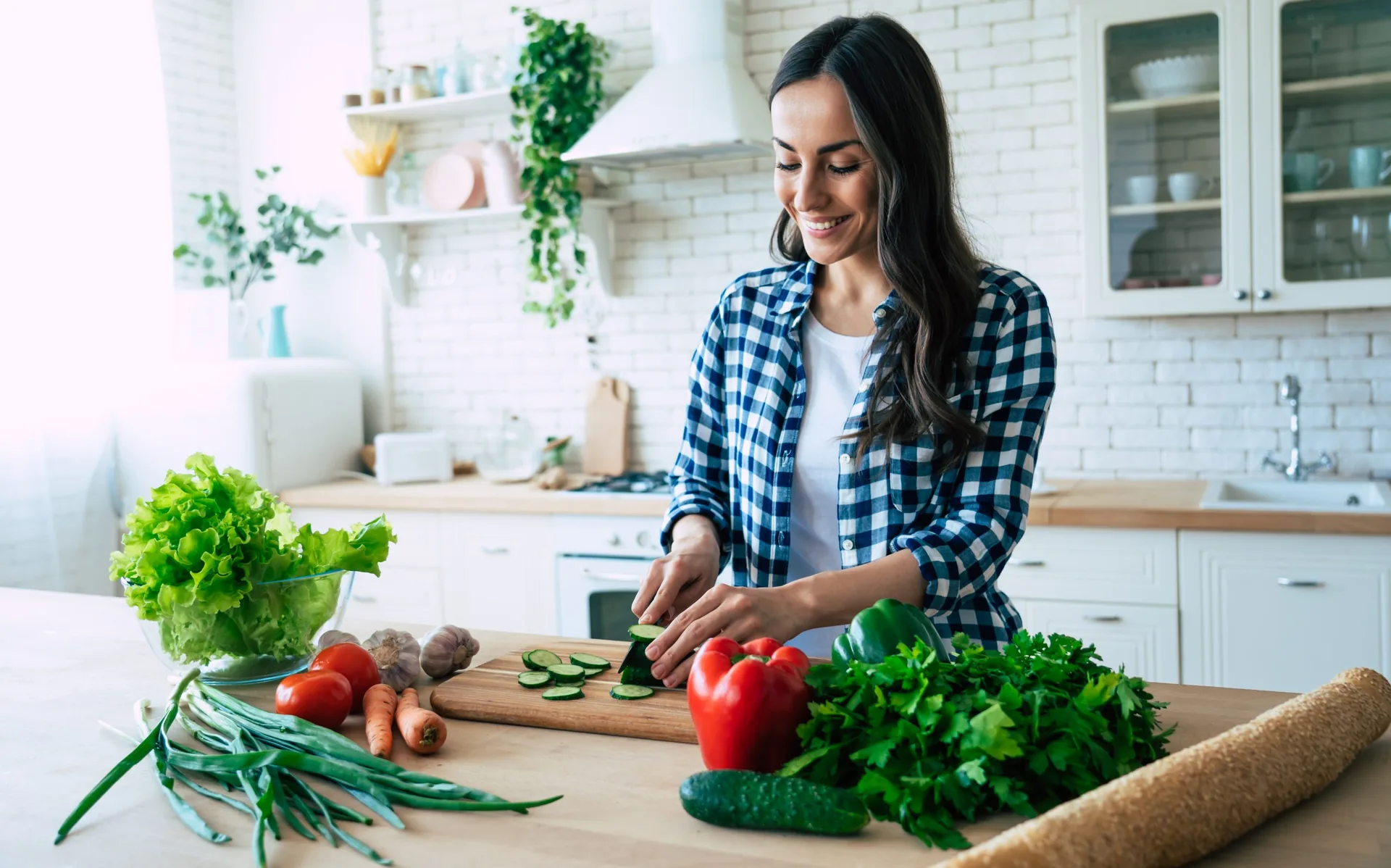 Beautiful,Young,Woman,Is,Preparing,Vegetable,Salad,In,The,Kitchen.