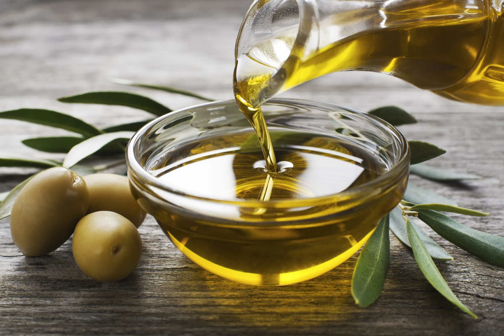 bottle-pouring-virgin-olive-oil-bowl