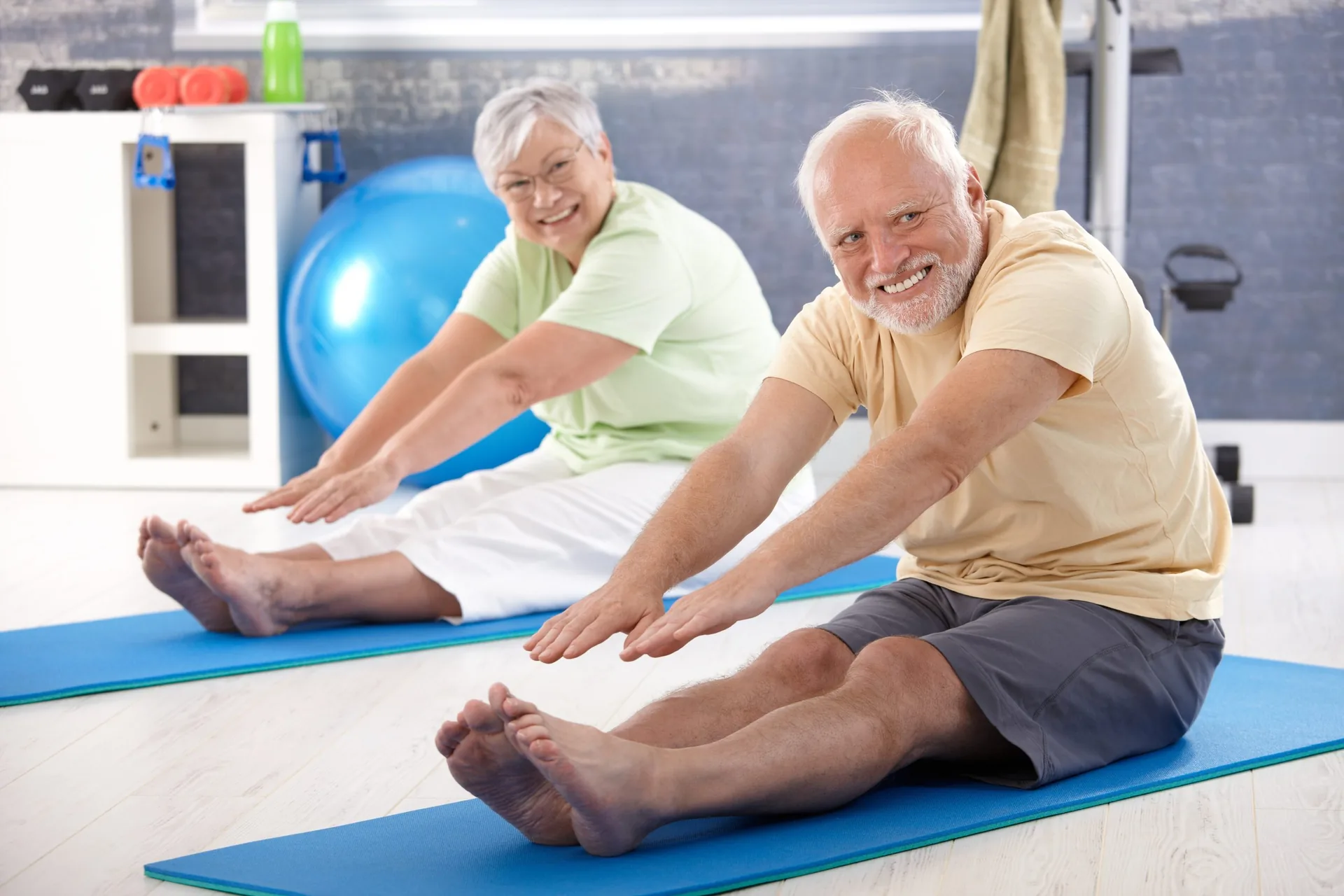 elderly-couple-stretching-gym