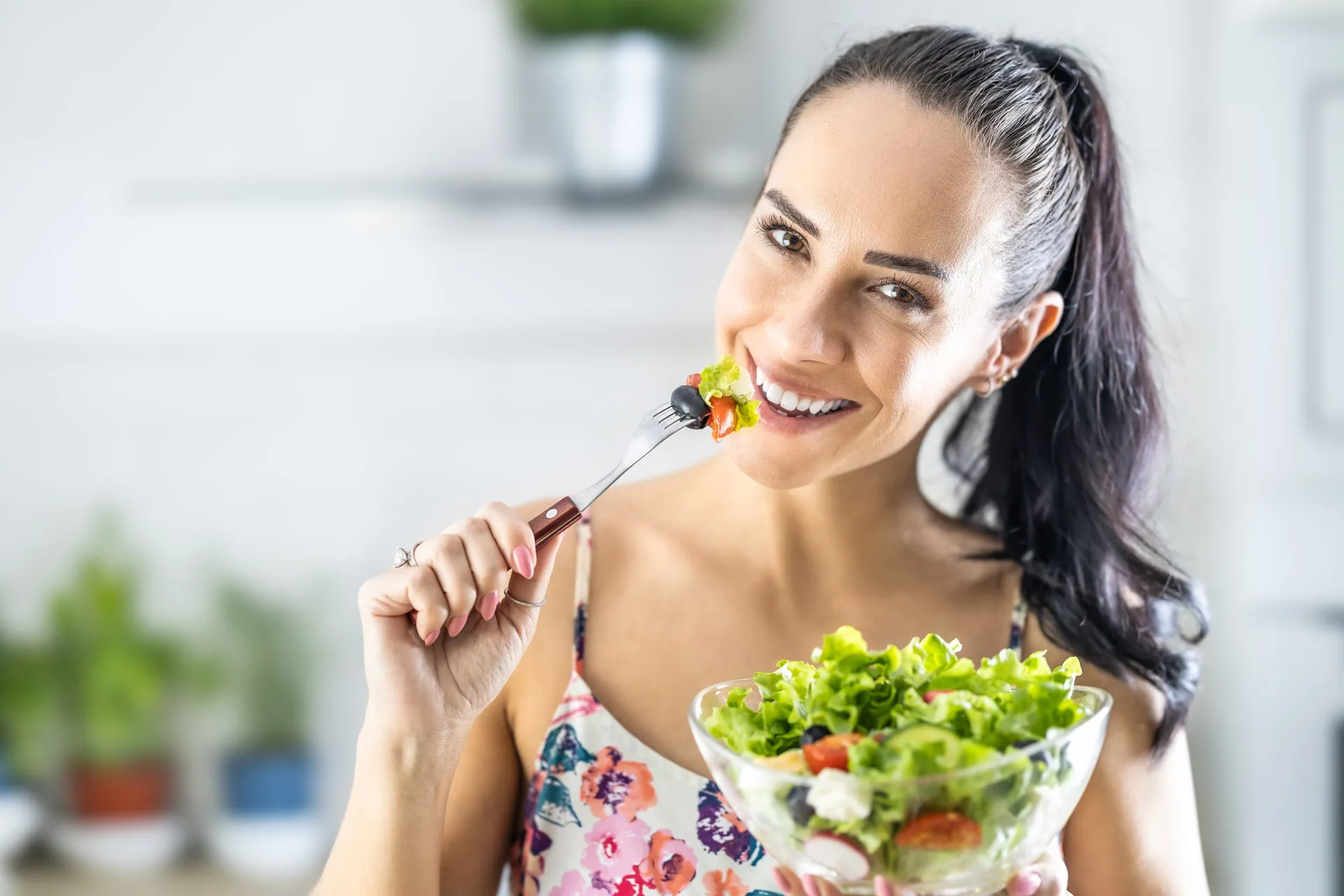 healthy-lifestyle-young-woman-eating-lettuce