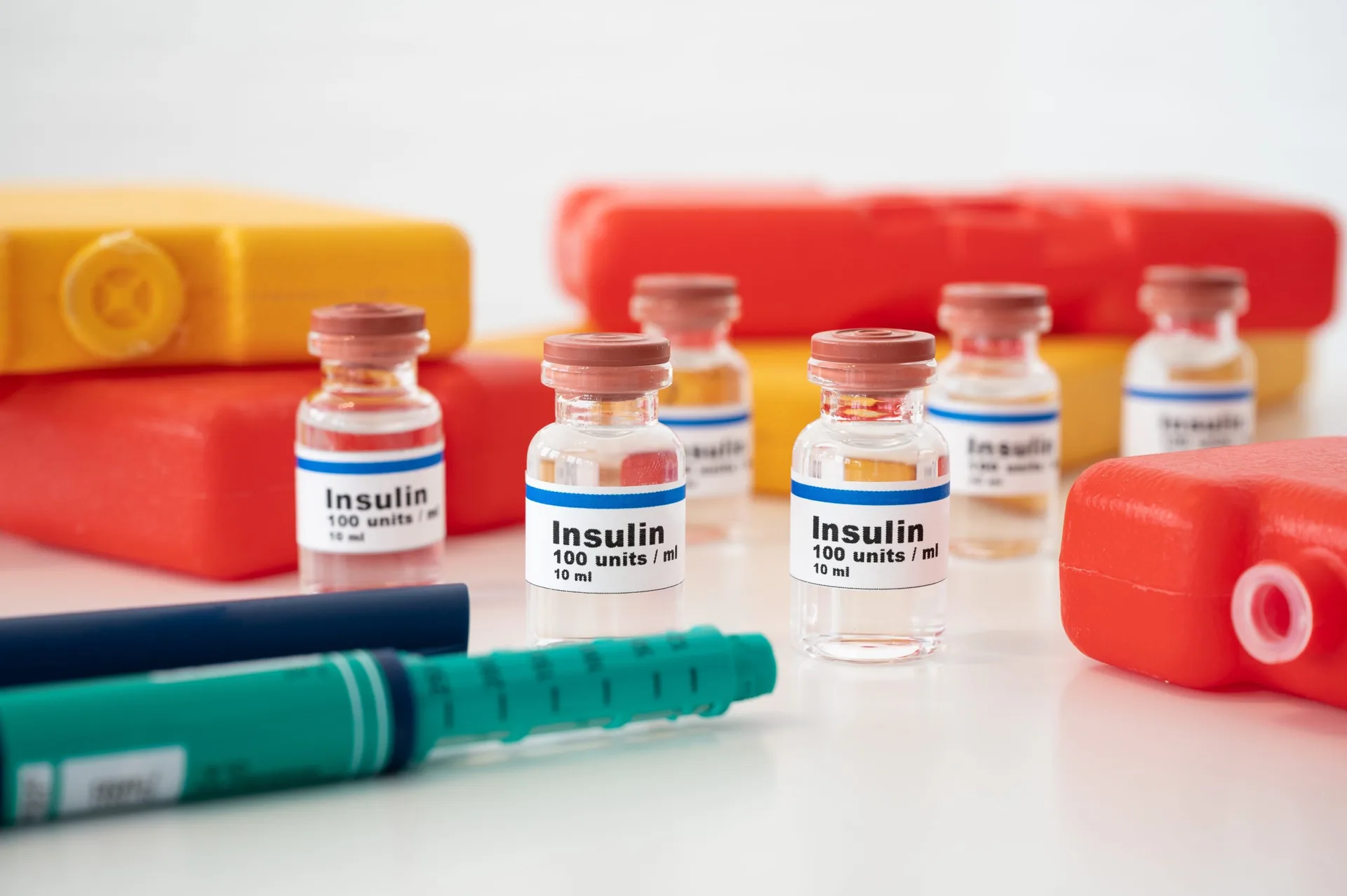insulin-ampoules-syringe-cold-packs-against
