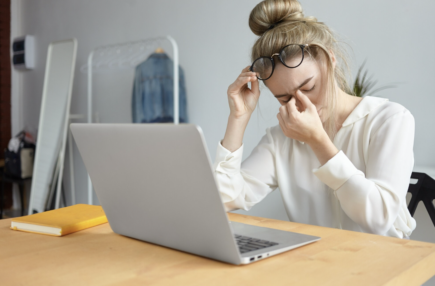 The 60-Second Reset #01: A 10-Second Fix for Screen-Strained Eyes